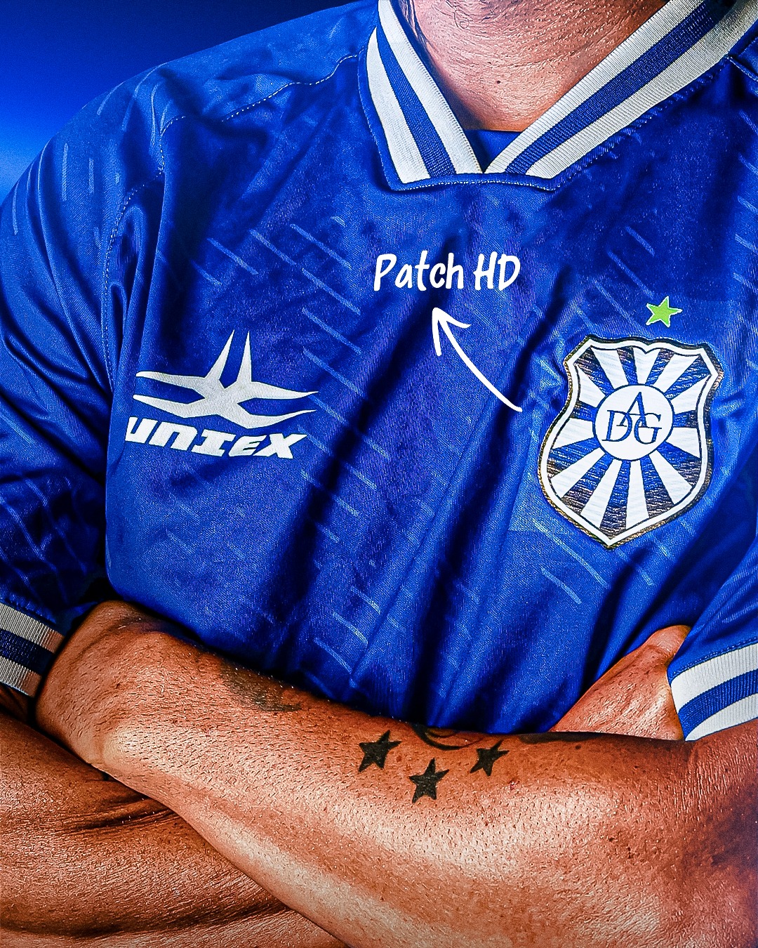 Detalhe do escudo e patch HD da camisa Uniex