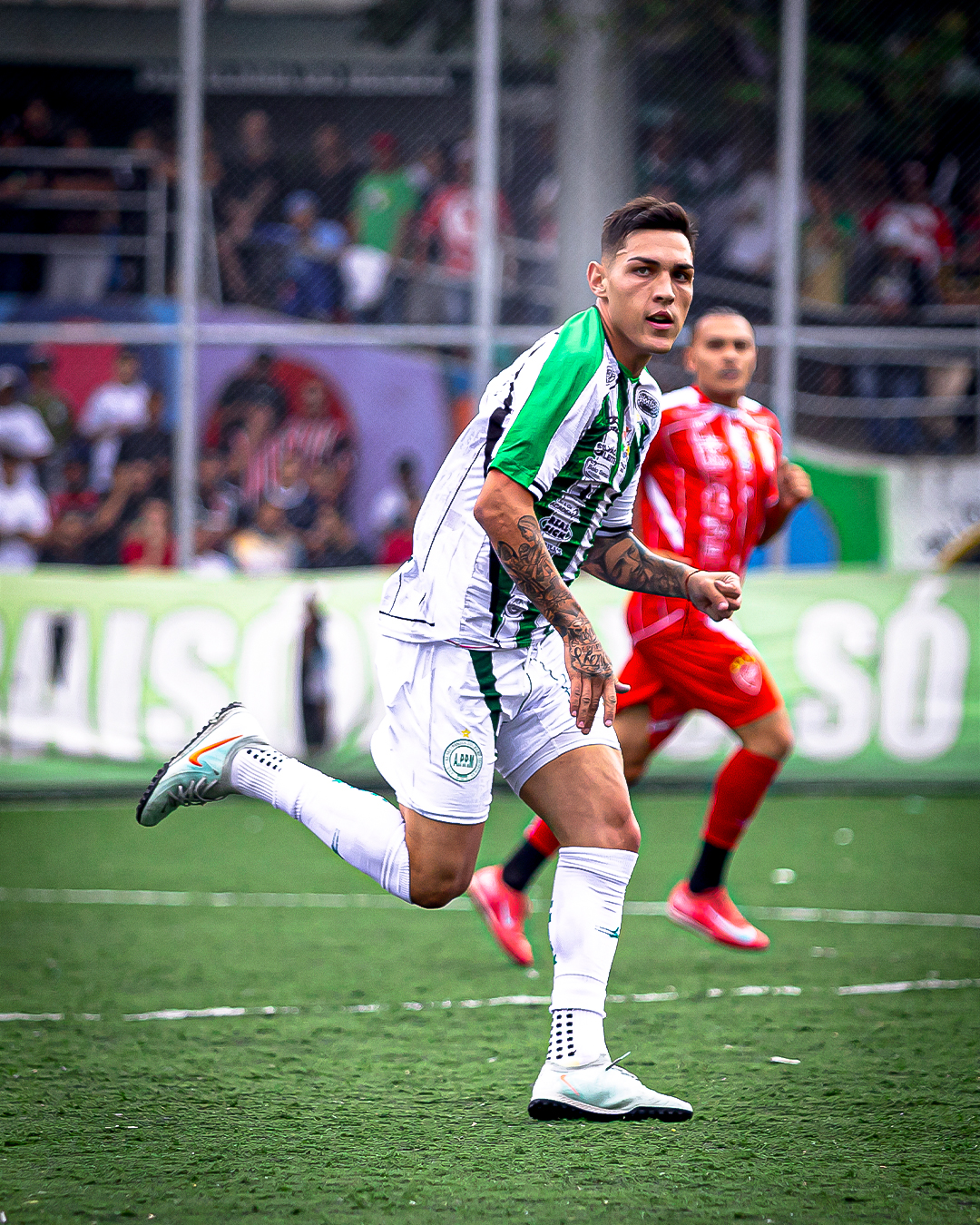 Jogador correndo com uniforme Uniex